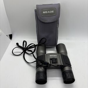 Meade Binoculars 8 x 32 in Case 311 feet 1000 Yards (one lens is loose)